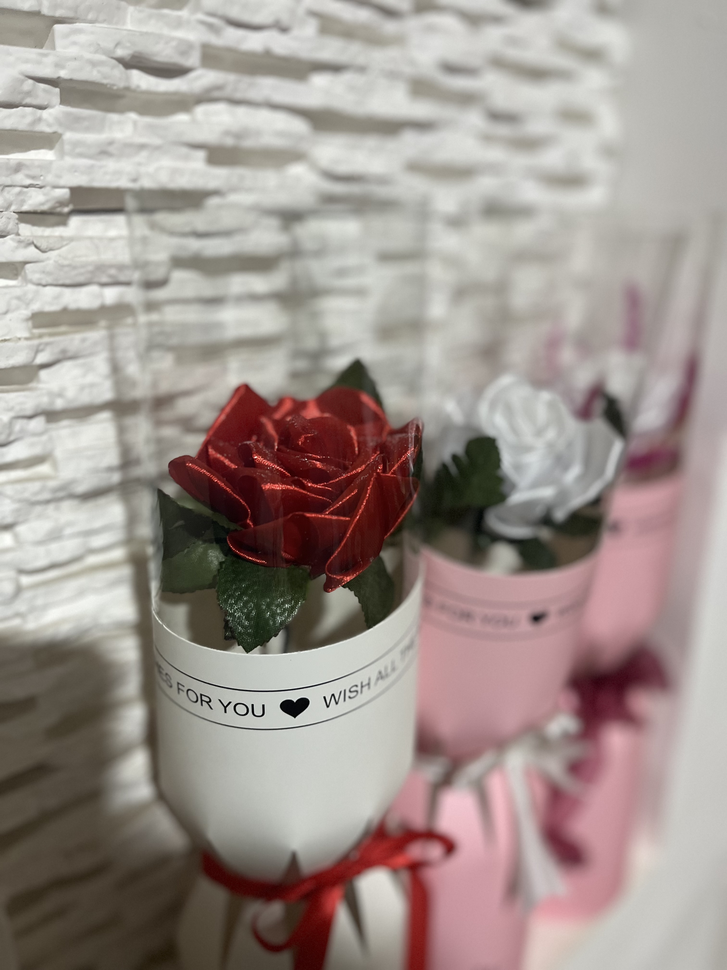 گل رز روبانی رنگ قرمز