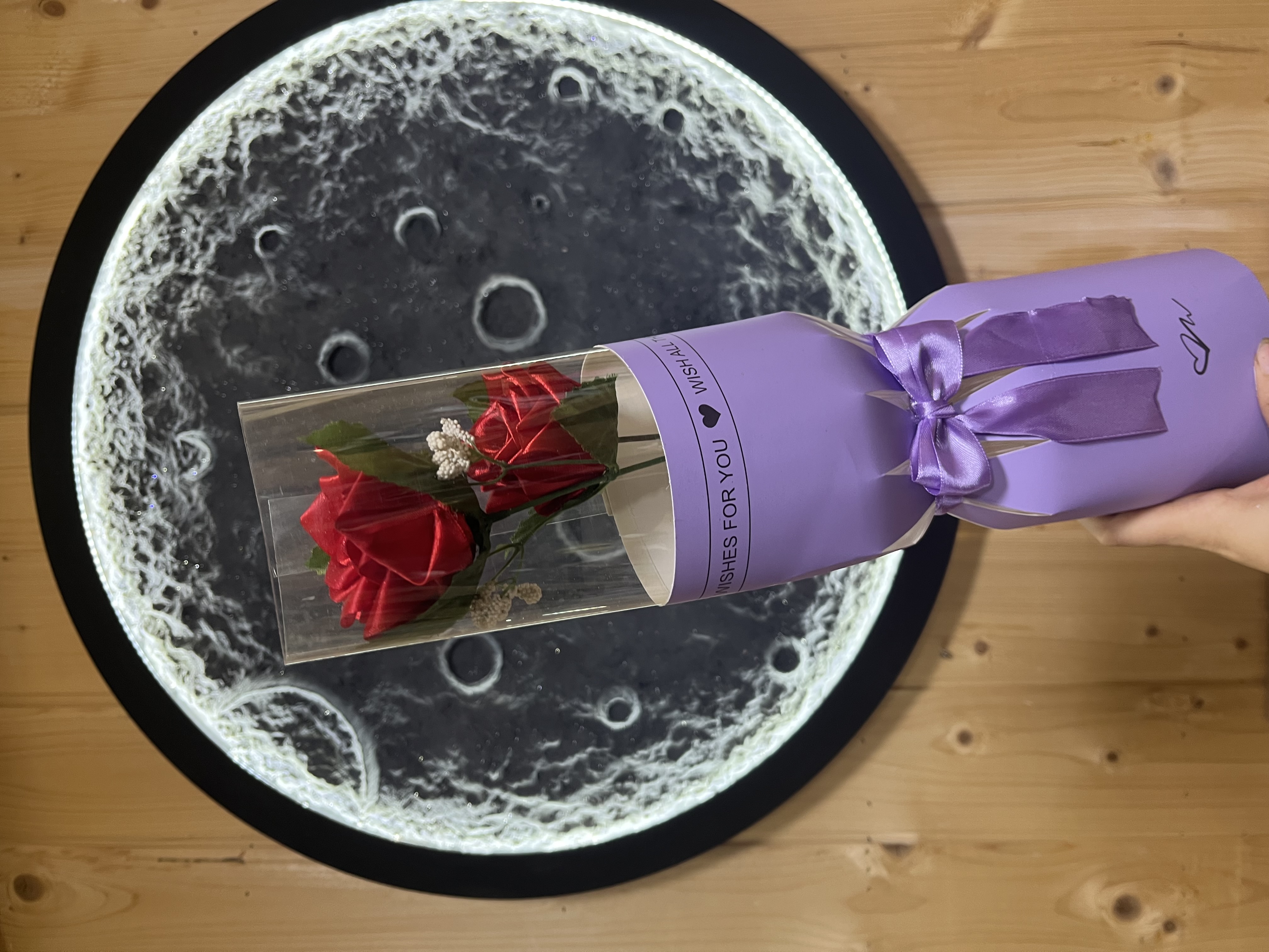 گل رز روبانی رنگ قرمز